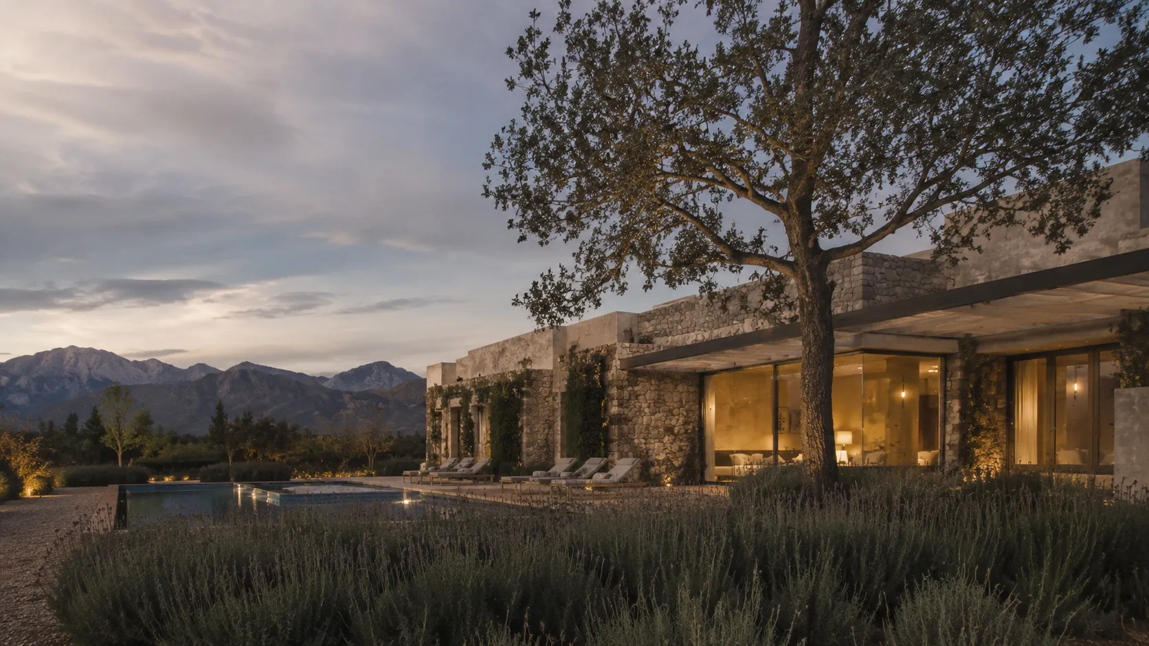 Exterior bajo de Casa Alera al atardecer en el Valle de Uco