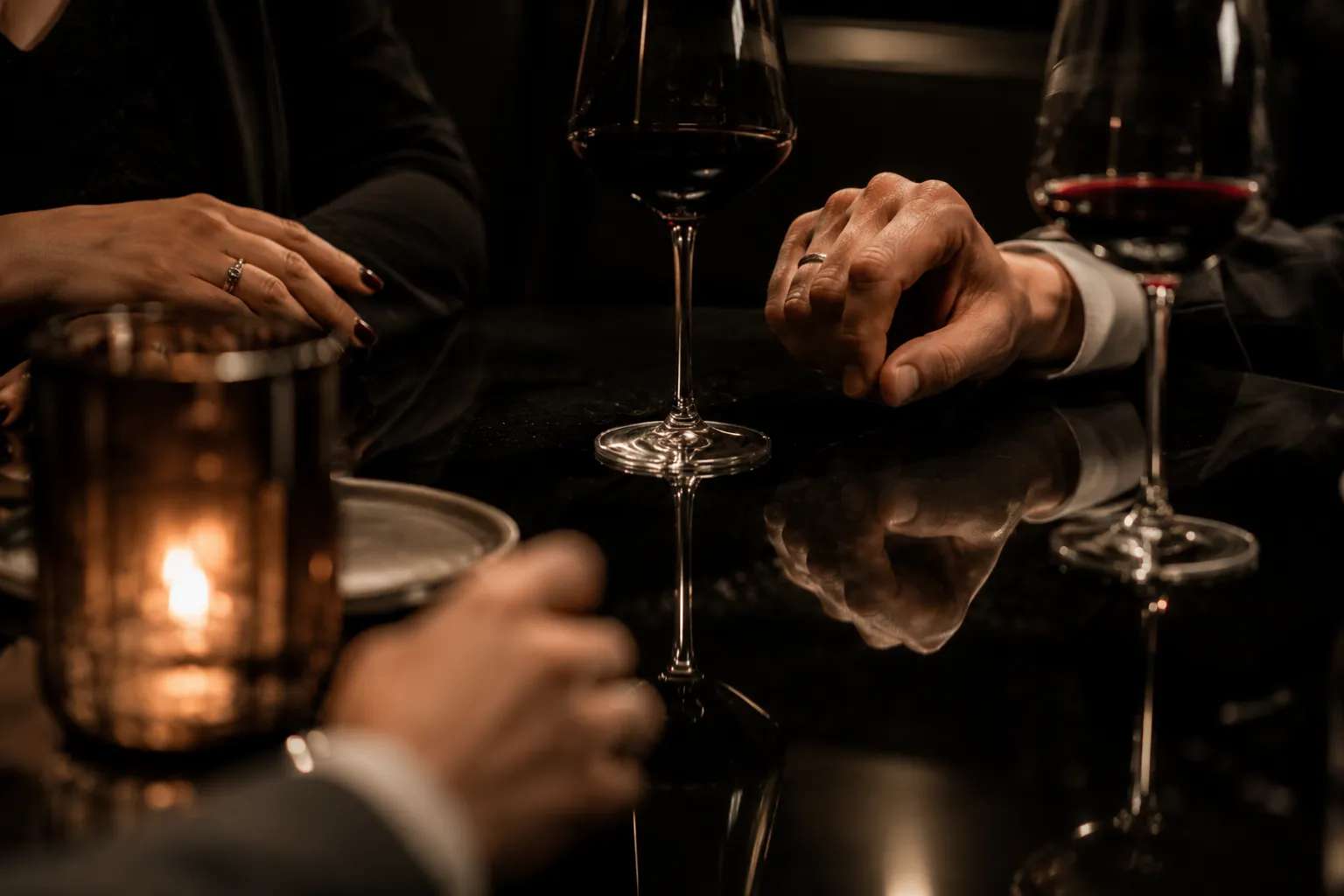 Manos brindando con copas en una mesa social de wine bar.