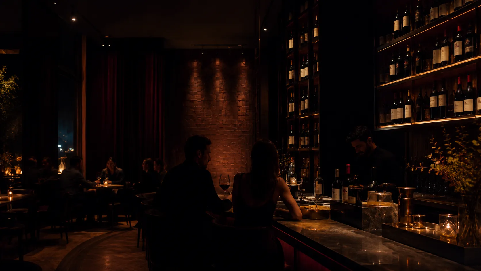 Interior nocturno de Vértice con barra, botellas y luz baja.